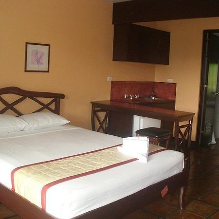 Graceland Estates And Country Club Hotel Lucena Exterior foto